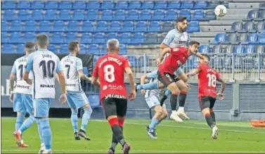  ??  ?? Juande disputa un balón aéreo con Abdón Prats en presencia de Salva Sevilla y Cristian.