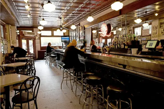  ?? Post-Gazette photos ?? The bar at the Original Oyster House has remained relatively unchanged since it opened in 1870.