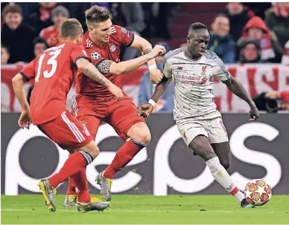  ?? FOTO: REUTERS ?? Kampf um jeden Meter Rasen: Liverpools Torschütze Sadio Mane (r.) imDuell mit den Münchnern Niklas Süle (M.) und Rafinha.