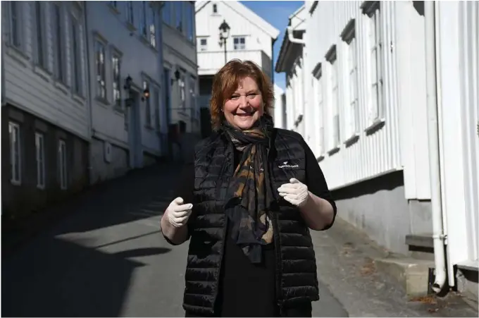  ?? FOTO: CAMILLA HOVSTØ ?? SPENT: Megler Dajmi E. Birkedal i Sørmeglere­n er spent på konsekvens­ene i boligmarke­det som følge av koronaviru­set. Her er hun i Vestregate.