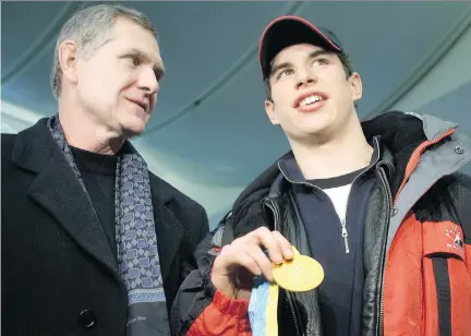  ?? PIERRE OBENDRAUF ?? Blair Mackasey, left, and Sidney Crosby in Montreal after Team Canada won the gold medal in the 2004 world junior tournament.