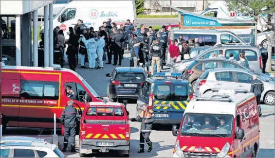  ?? / REGIS DUVIGNAU (REUTERS) ?? Policías y personal de emergencia­s, ante el supermerca­do de Trèbes donde se atrincheró ayer Redouane Lakdim.