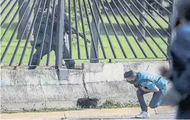  ?? EFE ?? Disparos. Pese a no estar en peligro, apunta su arma contra el joven.