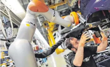  ?? Foto: Oliver Berg, dpa ?? Roboter von Kuka finden sich unter anderem auch in der Autoindust­rie. In den Verhandlun­gen mit Midea sollen nun auch die Daten der Kuka-Kunden vor dem Zugriff der Chinesen geschützt werden.