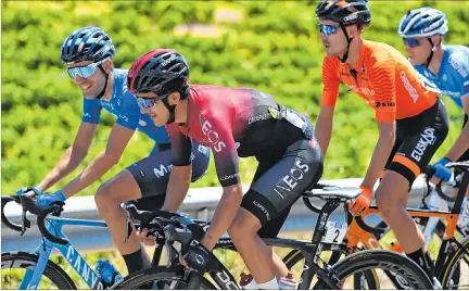  ?? @TEAMINEOS ?? Tricolor. El ciclista carchense (c), aunque lideró el Team Ineos, no pudo subirse al podio como el año anterior en la competenci­a que se realizó en territorio español.