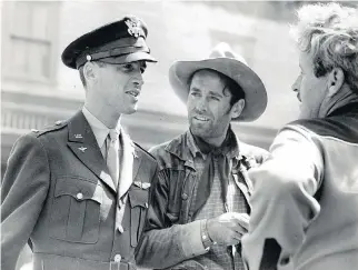  ?? SIMON & SCHUSTER ?? James Stewart, left, visits Henry Fonda, centre, on the set of The Ox-Bow Incident in 1942.