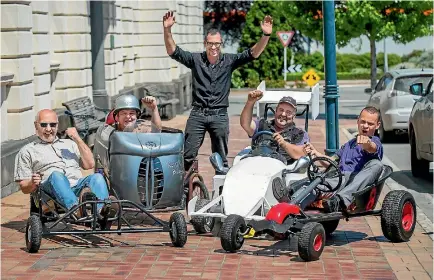  ?? PHOTO: MTYCHALL BRANSGROVE/STUFF ?? Gearing up for soapbox racing are Gordon Grose, Marc Maskery, Richard Brown, Paul Dunstan and Kurt Hayward