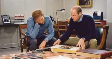  ??  ?? GAMBAR dari dokumentar­i mengenai kehidupan Diana menunjukka­n William (kanan) dan Harry bercerita mengenai ibu mereka. - Agensi
