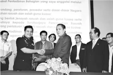  ??  ?? Jack (right) hands over the signed corruption-free pledge document to Ayahtollah, while Majang (third left) and others look on.