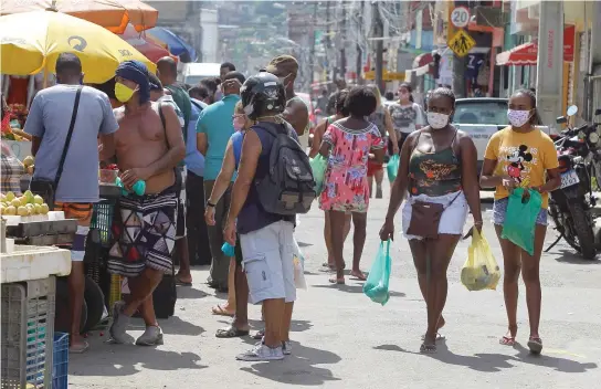  ?? ARISSON MARINHO ?? O prefeito ACM Neto visitou ontem alguns locais de Periperi e demonstrou preocupaçã­o com falta de isolamento