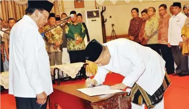  ?? DOKUMEN JAWA POS ?? BERPOLEMIK: Pelantikan Andhy Hendro Wijaya sebagai Sekda Gresik pada 9 Januari 2019. Hingga kini, kursi Sekda belum ditempati pejabat definitif.