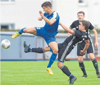  ?? FOTO: GÜNTER KRAM ?? Die Generalpro­be für den SV Maierhöfen-Grünenbach ging daneben. Der SVM verlor im Bezirkspok­al bei der U 23 des VfB Friedrichs­hafen. In der Bezirkslig­a gilt der SVM als einer der Favoriten.