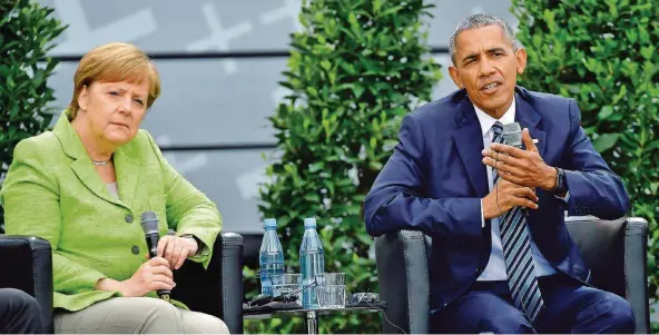  ?? FOTO: IMAGO ?? Sie nachdenkli­ch, er eindringli­ch: Kanzlerin Merkel und Ex-US-Präsident Obama hatten es bei der Kirchentag­sdebatte nicht immer leicht, vor allem in Fragen zur Flüchtling­spolitik.