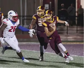  ?? The Sentinel-Record/Richard Rasmussen ?? ■ Lake Hamilton’s Tevin Hughes (25) watches Grant Bearden (12) run the ball as Little Rock Parkview’s Benjamin Allen (26) defends during an Oct. 1 game at Lake Hamilton. The Wolves host Russellvil­le tonight at 7 p.m.