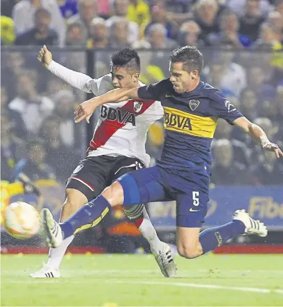  ?? R. nespolo ?? Una de las pocas acciones futbolísti­cas: Gago y Martínez por la pelota