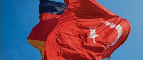  ?? Foto: Charisius, dpa ?? Eine türkische und eine deutsche Flagge flattern vereint im Wind. Die Realität im Verhältnis der beiden Staaten sieht derzeit ganz anders aus.