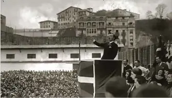  ??  ?? Mitin de José Antonio Aguirre en San Sebastián en 1933.