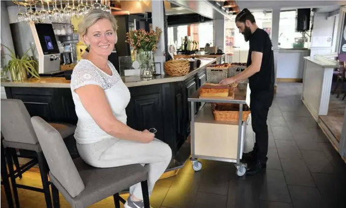  ?? FOTO: AGDERPOSTE­N ARKIV ?? GLEDERSEG: Marianne K alleberg og hennes kolleger i restaurant­bransjen i Arendal er glade for det blir Spise ute-uka fra mandag 19. oktober og håper folk nå har lyst til å gå ut litt igjen.