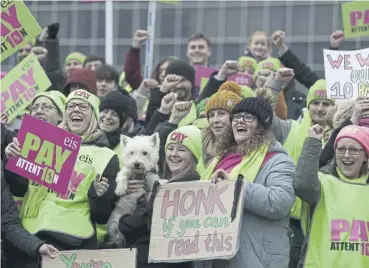  ?? ?? ↑ South Lanarkshir­e EIS members hold a rally outside council headquarte­rs