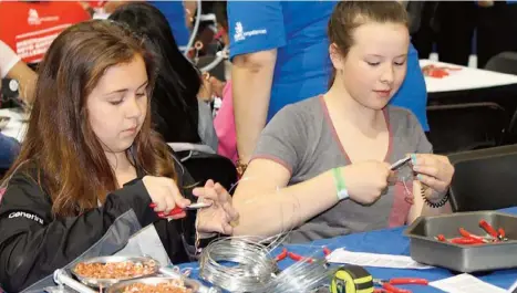  ??  ?? Les élèves de l’École régionale Notre-Dame ont pu essayer divers métiers lors des ateliers installés aux Olympiades.