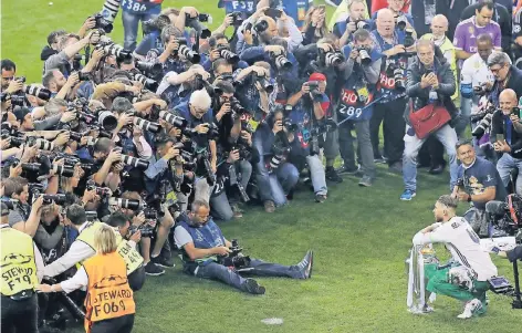  ?? FOTO: DPA ?? Da ist das Ding: Reals Kapitän Sergio Ramos präsentier­t den Fotografen den Pokal des Champions-League-Siegers.