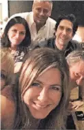  ??  ?? Kada je Aniston objavila selfie s ekipom iz ‘Prijatelja’, svi su naslutili da se opet okupljaju