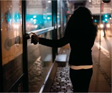  ?? FOTO: STINE TIDSVILDE ?? 24- årige Enjire på arbejdspla­dsen – de dunkle gader, hvor hun sælger sin krop til sexhungren­de mænd.