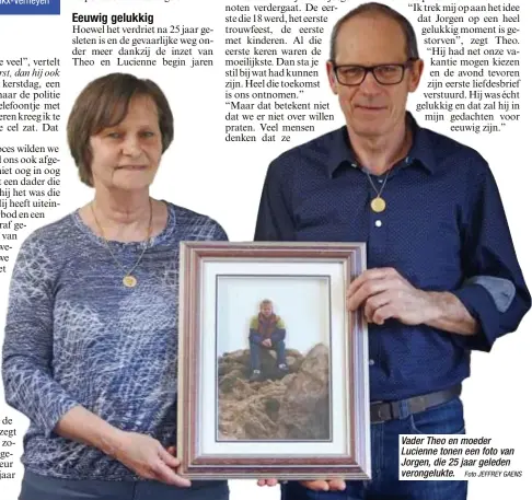  ?? Foto JEFFREY GAENS ?? Vader Theo en moeder Lucienne tonen een foto van Jorgen, die 25 jaar geleden verongeluk­te.