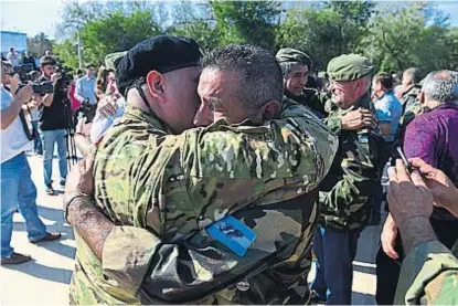  ?? (NICOLÁS BRAVO) ?? Emoción. Un centenar de excombatie­ntes de diferentes regiones se reunieron ayer en Mendiolaza.