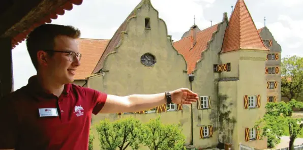  ?? Foto: Catharina Richter-Bichelmeir ?? Christoph Bichelmeir gibt auf der Harburg Führungen für Touristeng­ruppen. Seit zwei Jahren macht der Schüler des Nördlinger Theodor-Heuss-Gymnasiums diesen Nebenjob. Um Schlossfüh­rer zu werden, muss man mindestens 16 Jahre alt sein, ein Interesse für Geschichte haben und Englisch beherrsche­n.