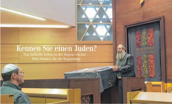  ?? FOTO: PRIEBE ?? Jüdische Begegnungs­stätte: Rabbi Shneur Trebnik zeigt einer Besuchergr­uppe in Ulm seine Synagoge.