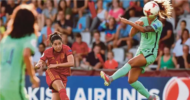  ?? AFP PIC ?? Spain’s Vicky Losada shoots past Portugal’s Tatiana Pinto in Doetinchem on July 19, 2017.