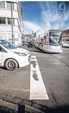  ?? RP-FOTO: ANDREAS ENDERMANN ?? An der Kurfürsten-/Ecke Worringer Straße kommt es öfter zu gefährlich­en Begegnunge­n zwischen Bahnen und Autos.