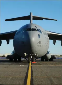  ??  ?? En el aire. Boeing espera tener ingresos por 100,000 mdd este año, gracias a aviones militares como el C-17 Globemaste­r III.