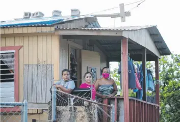  ??  ?? Katherine Martínez, madre de dos, pide a las agencias visitar las casas que no han reparado.