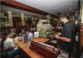  ?? JOSE CORDERO ?? A pesar de las restriccio­nes y la incertidum­bre que genera la segunda ola del COVID-19, abrir el restaurant­e era necesario. En la fotografía Mauricio Cabado.