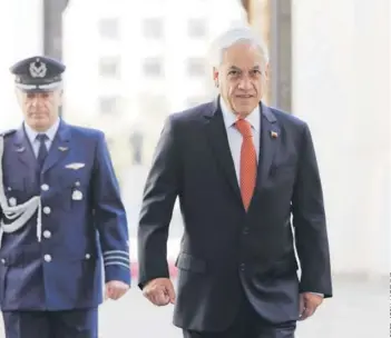  ??  ?? El Presidente Sebastián Piñera al llegar, ayer, al Palacio de La Moneda.