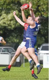  ?? ?? Contesting the mark are Boolarra’s Kyle Hearn and Thorpdale’s Matthew Powell.