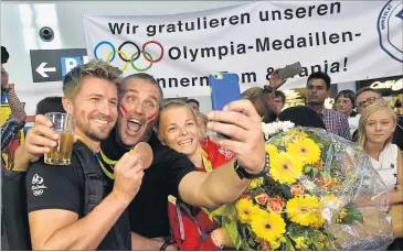  ?? [ APA ] ?? Mit Bronzemeda­illen posierten Thomas Zajac und Tanja Frank für Selfies mit den Fans.