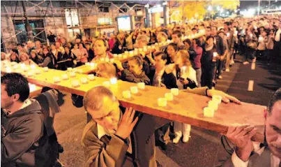  ?? ARCHIVO ?? Gran fervor. La conmemorac­ión de la pasión y muerte de Jesús a lo largo de la avenida de Mayo ya es tradición en Buenos Aires.