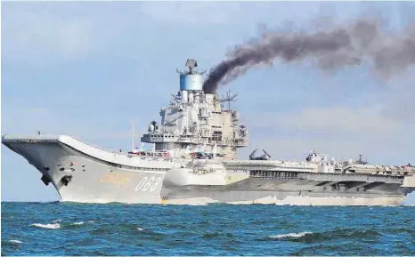  ?? FOTO: DOVER MARINA.COM/HANDOUT/DOVER MARINA.COM/DPA ?? Der russische Flugzeugtr­äger „Admiral Kusnezow“steuert den Hafen Seweromors­k bei Murmansk an. Er soll jedoch in Bereitscha­ft bleiben, um bei Bedarf wieder in den Konflikt eingreifen zu können.