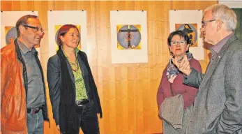  ?? FOTO: CLAUDIA STECKELER ?? Die Künstlerin Eva Bur am Orde (zweite von links) und Diakon Engelbert Paulus (ganz rechts) im Gespräch mit Besuchern der Vernissage im Klinikum Landkreis Tuttlingen.