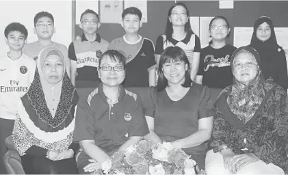  ??  ?? Straight 5As scorers from SK Methodist with headmistre­ss Rose Wong (seated second right) and other teachers.