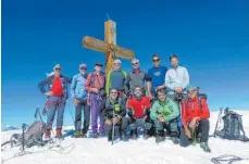  ?? FOTO: DAV MENGEN ?? Um 9.45 Uhr Ortszeit erreichte die DAV-Gruppe den Gipfel des Alphubels, einem der Viertausen­der der Walliser Alpen.