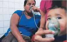  ??  ?? CONTROL. En el centro de salud Miguel Paz Barahona se realizan más de 20 nebulizaci­ones al día.