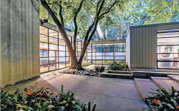  ?? Shawn Bishop ?? TELEVISION AND FILM producer Jerry Bruckheime­r has sold his 1956 steel-and-concrete home in Brentwood for $11.5 million.