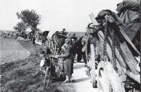  ?? FOTO: IMAGO STOCK&PEOPLE ?? Das Bild ist um den 27. April 1945 im sächsische­n Wurzen entstanden. Man sieht im Vordergrun­d zwei Frauen mit Rädern und einen Treck. Die Menschen fliehen vor der heranrücke­nden russischen Armee.