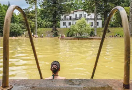  ?? ?? Turistas banham-se na piscina termal do Parque Terra Nostra, nas Furnas, Ponta Delgada, ilha de São Miguel.