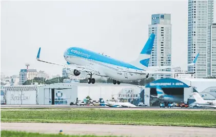  ?? ?? Entre las peores del mundo. Aerolíneas recibió subsidios por US$ 7,760 millones desde 2008.