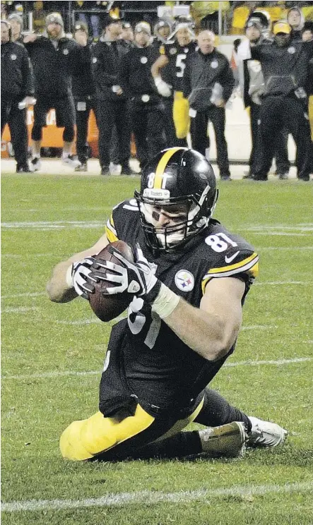  ?? DON WRIGHT/THE ASSOCIATED PRESS ?? Pittsburgh Steelers tight end Jesse James had a touchdown overturned late in their game against New England Sunday when he failed to “survive the ground” after hauling in the pass.